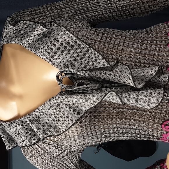 Fun bell-sleeve Button-Down blouse - Picture 7 of 13